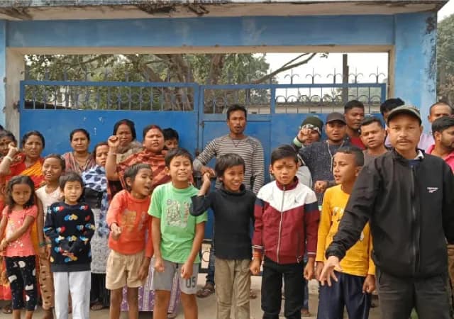গেটে তালা, সরস্বতী পুজো না হওয়ায় স্কুলে বিক্ষোভ