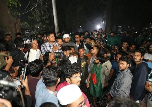ফুঁসছেন আন্দোলনকারীরাই, এবার ঘেরাও ইউনুসের বাড়ি
