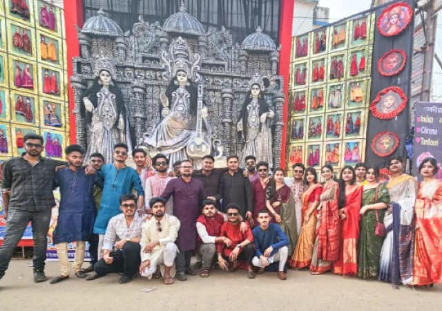 মেদিনীপুরে সম্প্রীতি ক্লাবের সরস্বতী পুজোয় রাজস্থানের পুতুল দিয়ে এবারের মণ্ডপসজ্জা
