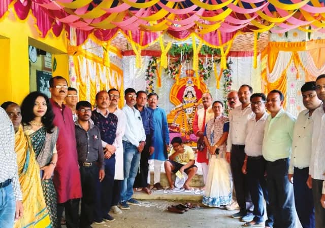 বাগদেবীর আরাধনা ঘিরে মহিষাদলের লক্ষ্যা হাইস্কুল হয়ে উঠল মিলনমেলা