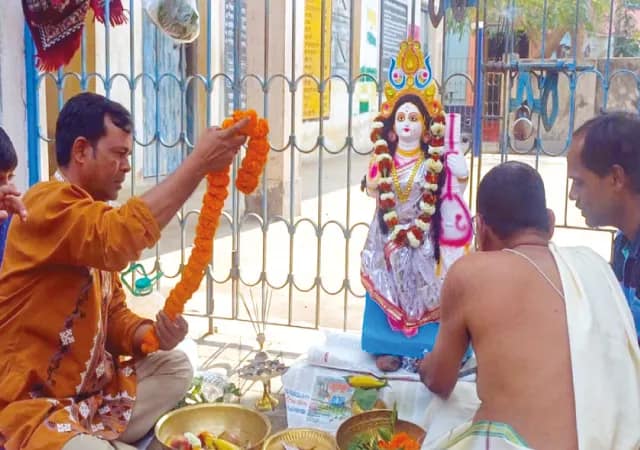 বোলপুরের স্কুলে সরস্বতী পুজো বন্ধ প্রতিবাদ বাসিন্দাদের, ব্যাপক বিক্ষোভ