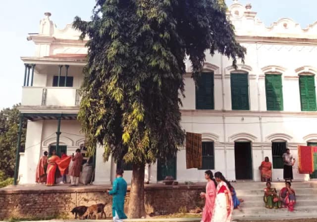 বাঙালির &lsquo;প্রেমদিবস&rsquo;-এ প্রাচীন জমিদার বাড়িগুলিতে ভিড় প্রেমিক-প্রেমিকাদের