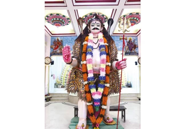 হাতিবাগান তরুণ দলের &lsquo;ঘোষবাবা&rsquo;র পুজো ঘিরে উৎসবে মেতে উঠেছে জিয়াগঞ্জবাসী