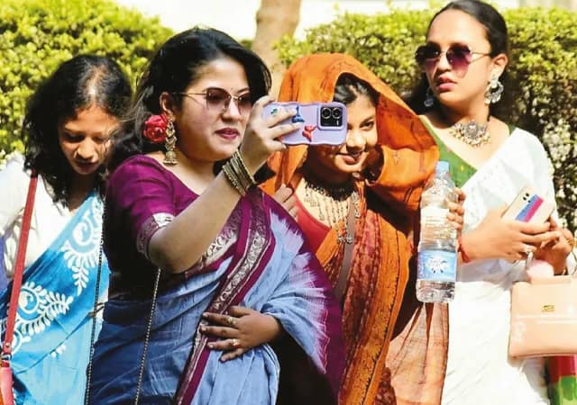 সরস্বতী পুজোতে শাড়ি ও পাঞ্জাবির বাহার বহরমপুরে, ভিড় চারিদিকেই