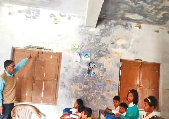 দেগঙ্গায় দীর্ঘদিন ধরেই বেহাল প্রাথমিক স্কুল, ক্ষোভ শিক্ষক থেকে এলাকাবাসীর