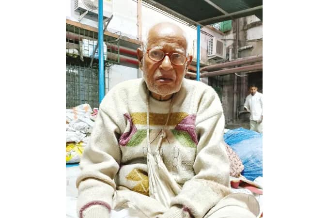 ছুটির পরও অশোকনগরের বৃদ্ধ পড়ে বারাসত মেডিক্যালের প্রতীক্ষালয়েই