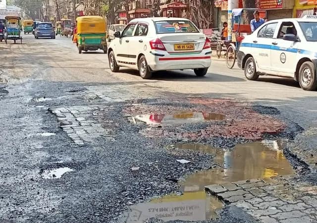 জলের পাইপ লাইনে বারবার লিক&nbsp;দমদম রোডে সমস্যায় ভুগছেন পথচারীরা