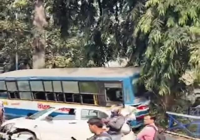 ব্রেক ফেল! দ্বিতীয় হুগলি সেতু থেকে নামার সময়ে পরপর গাড়িতে ধাক্কা বাসের, জখম ৯