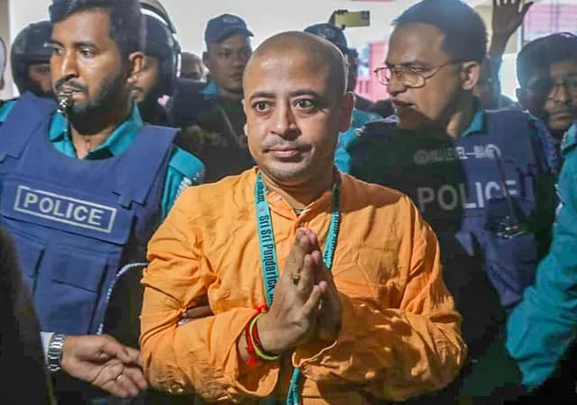 জামিন পেলেন না সন্ন্যাসী চিন্ময়কৃষ্ণ দাস, তত্ত্বাবধায়ক সরকারের কাছ থেকে জবাব তলব করল বাংলাদেশ হাইকোর্ট