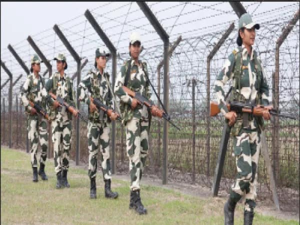 বাংলাদেশি পাচারকারীদের রুখলেন মহিলা জওয়ানরা