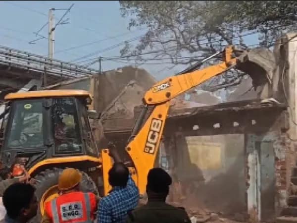 উচ্ছেদ অভিযানকে ঘিরে ধুন্ধুমার, তপ্ত কোলাঘাট