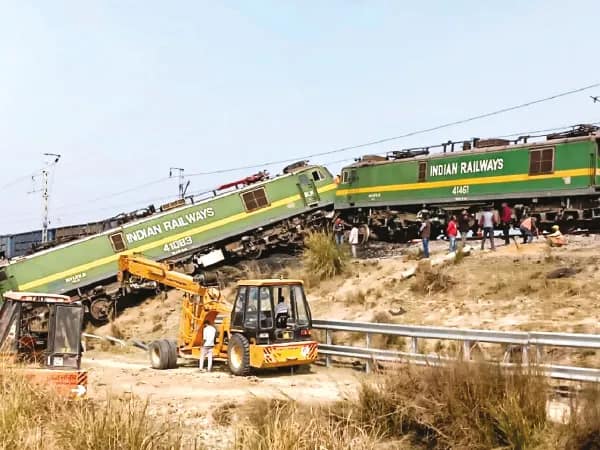 ফের সিগনাল বিভ্রাট, দাঁড়িয়ে থাকা মালগাড়িকে &nbsp;পিছন থেকে ধাক্কা