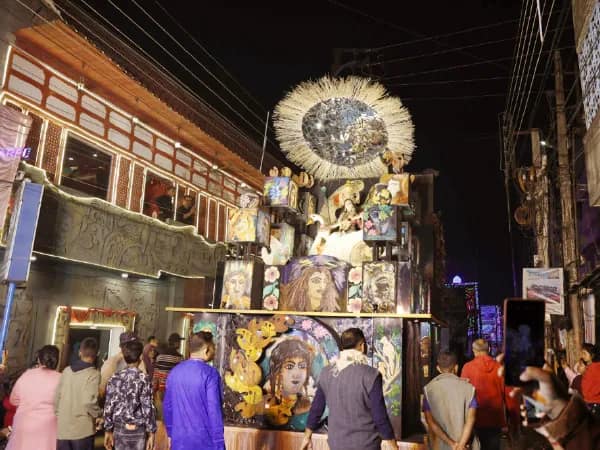 সরস্বতী ভাসানের শোভাযাত্রায় মাতোয়ারা চুঁচুড়া