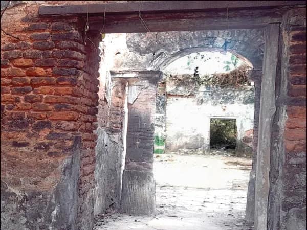 চকদিঘি রাজবাড়ির ফাঁকা ঘরেই অন্তরঙ্গ যুগলরা, ঠেকাতে কড়া পুলিস, পাহারার সিদ্ধান্ত