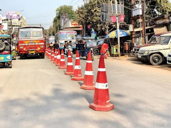 বাসস্ট্যান্ডের কাছে অস্থায়ী ডিভাইডারই এখন যানজটের প্রধান কারণ সিউড়িতে