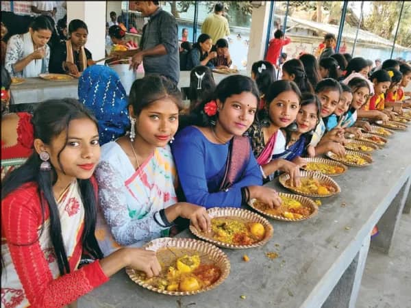 রামপুরহাটে ৩২বছর পর স্কুলে সরস্বতীপুজো, খুশি এলাকাবাসী
