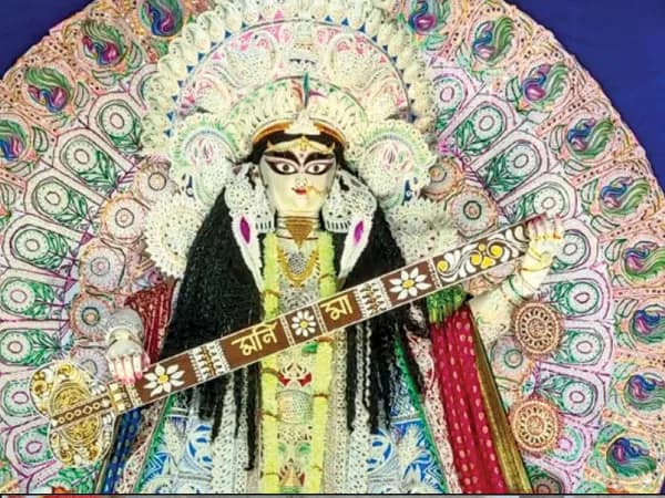 কৃষ্ণনগরে ক্লাব ভাই বন্ধুর মণ্ডপে বাগদেবী পূজিত হন মণিমা রূপে