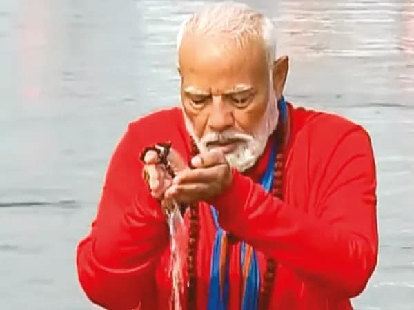 পূর্ণকুম্ভে মোদি, স্নান ত্রিবেণী সঙ্গমে