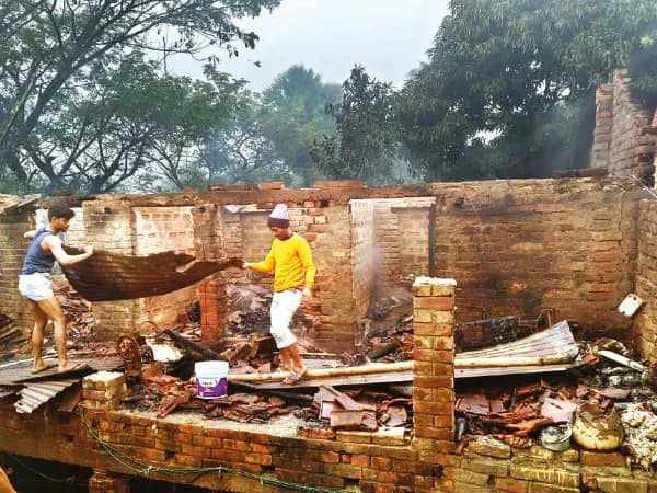 বাগনানে আগুনে পুড়ল দোতলা বাড়ি, দগ্ধ তিন