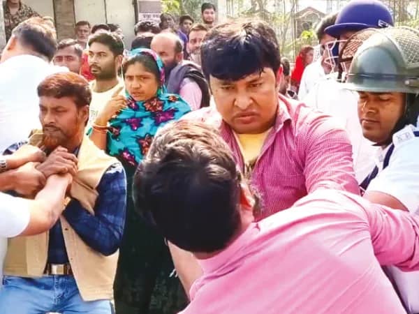 জমি রক্ষা কমিটি-পুলিস বাগবিতণ্ডা&nbsp; ঘিরে উত্তেজনা ভাঙড়ে, গ্রেপ্তার ৮
&nbsp;