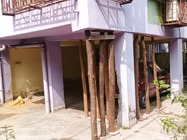 গড়িয়ায় আবাসনের পিলারে&nbsp; ফাটল, শালবল্লা দিয়ে ঠেকনা