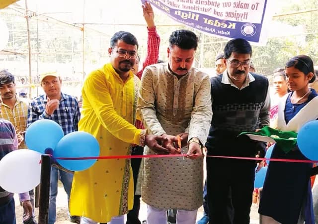 বেলদার কেদার হাইস্কুলে &lsquo;ভূরিভোজ&rsquo; চিকেন পকোড়া দুধপুলিতে মজল পড়ুয়ারা