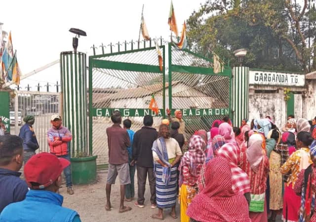 বকেয়া মজুরির দাবিতে গেট মিটিং শ্রমিকদের