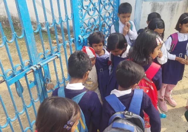 ১১টা পেরোলেও আসেননি শিক্ষকরা, স্কুলের গেটের বাইরে দাঁড়িয়ে পড়ুয়ারা&nbsp;