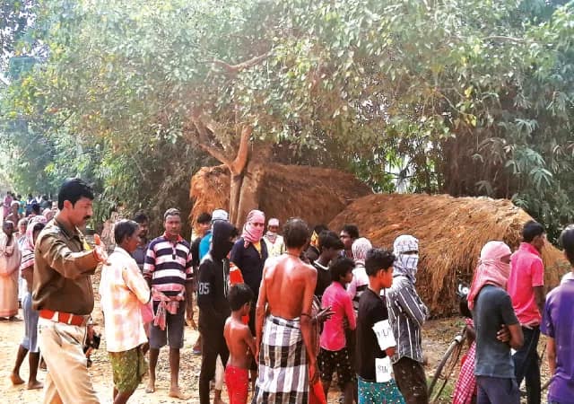 শ্মশানের জমি দখল ঘিরে সংঘর্ষ, বোমা