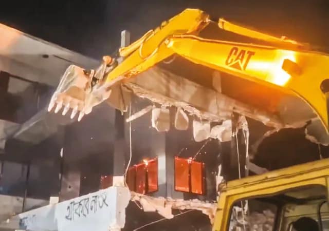 নতুন বাংলাদেশ! গুঁড়িয়ে দেওয়া হল বঙ্গবন্ধুর বাড়ি,&nbsp;মধ্যরাতে বুলডোজার, বিচার চাইলেন হাসিনা