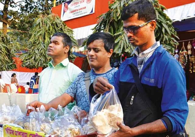 মাশরুম চাষ করে সংসার চালাচ্ছেন দৃষ্টিহীন ৮ যুবক&nbsp;
