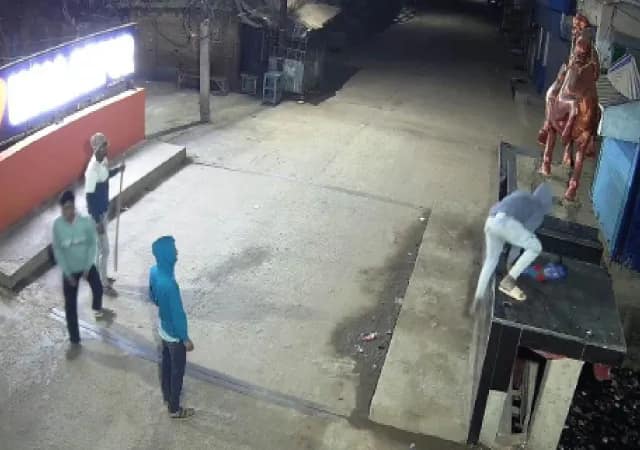 নেতাজির মূর্তির চোখ থেকে চশমা খুলে নিয়ে পালাল ৪ মদ্যপ, মল্লারপুরে চাঞ্চল্য