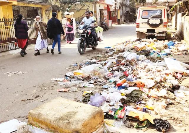 বেতন সমস্যায় কর্মবিরতিতে পুরসভার সাফাইকর্মীরা, জঞ্জালে ভরছে রায়গঞ্জ
