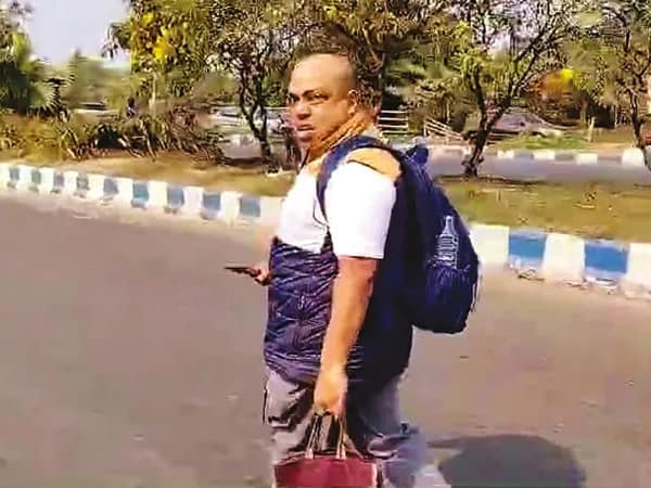 অত্যধিক ছুটি, বেতন কাটায় রাগে ৪ জনকে ছুরির কোপ
