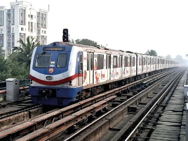 নয়া টাইম টেবিলের বিভ্রাটে মেট্রো মিস করছেন যাত্রীরা