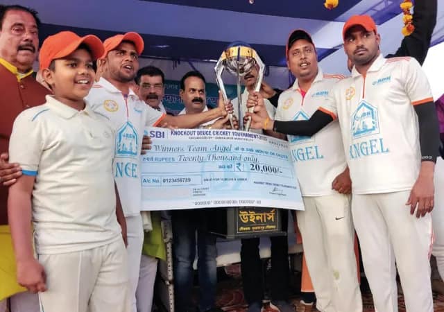 দুবরাজপুর পুরসভা পরিচালিত ক্রিকেট টুর্নামেন্টের ফাইনালে উন্মাদনা