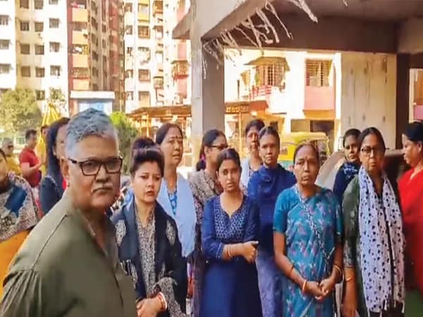 বহুতলের লিফ্ট ছিঁড়ে পড়ার ঘটনার প্রতিবাদে বিক্ষোভ দেখাল আবাসিকরা