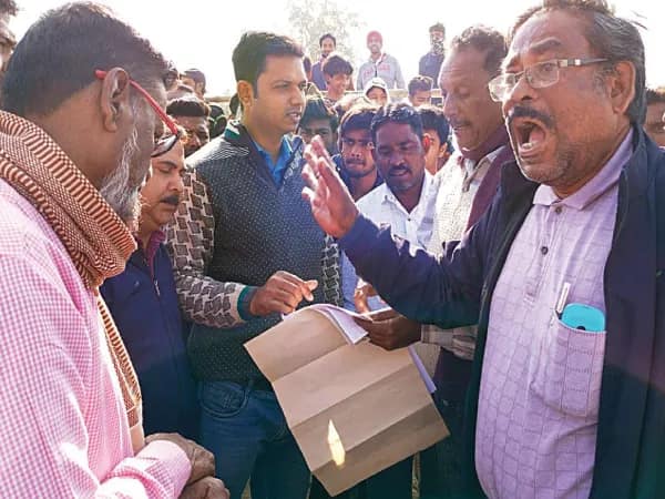 রেল লাইন পারাপার বন্ধ করে পাকা নির্মাণ, ঠিকাদার সংস্থার ম্যানেজারকে ঘিরে বিক্ষোভ
