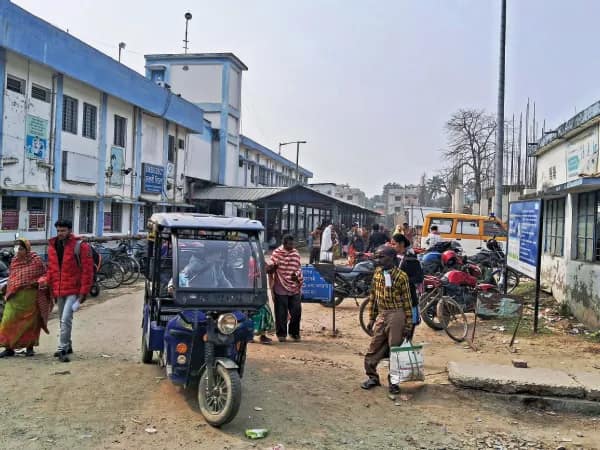 হাসপাতালের সামনে দাঁড়াচ্ছে টোটো, আটকে যাচ্ছে অ্যাম্বুলেন্স
&nbsp;