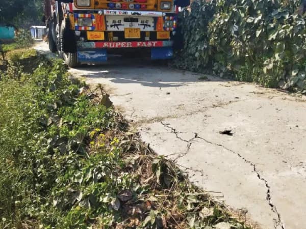বালিবোঝাই লরির চাপে ভাঙল ঢালাই রাস্তা, বিক্ষোভ