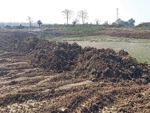 বিষ্ণুপুরে পঞ্চায়েত এলাকার পুকুর ভরাট রুখে দিলেন দুই কাউন্সিলার