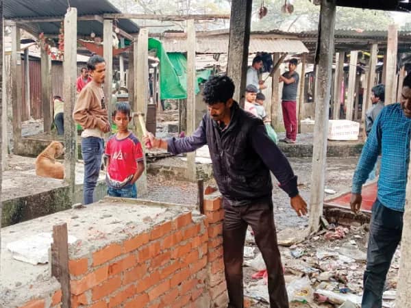 স্টেশন বাজারে দোকান ভাঙার কাজ শুরু করলেন ব্যবসায়ীরা