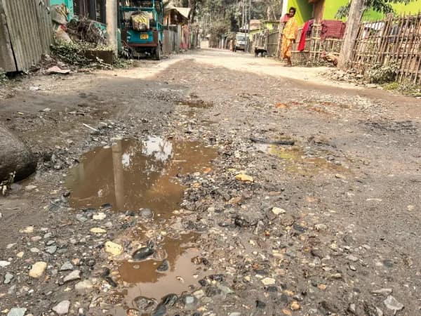 মাধ্যমিক পরীক্ষাকেন্দ্রগামী বেহাল রাস্তাই দুশ্চিন্তার কারণ পড়ুয়াদের