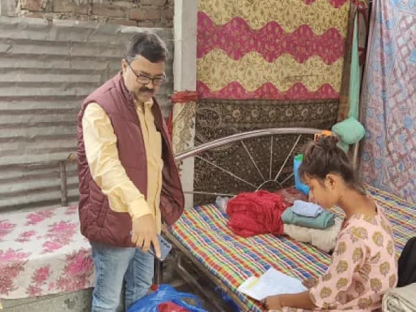 খোলা আকাশের নীচে মাধ্যমিক পরীক্ষার প্রস্তুতি জংশনের ছাত্রীর