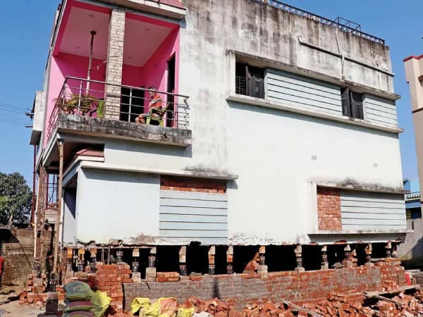অনুমতি ছাড়াই বাড়ি উঁচু করার অভিযোগ উঠল আসানসোলে