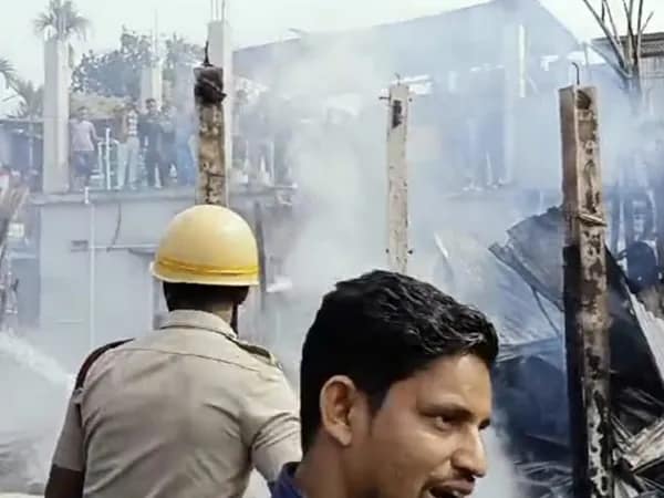 মাথাভাঙায় বিধ্বংসী অগ্নিকাণ্ড, ভস্মীভূত ৩টি দোকান