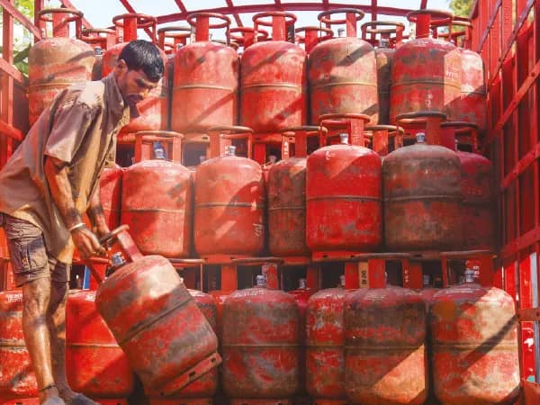সিলিন্ডার না পেয়ে সমস্যা, গ্রাহকদের ই-কেওয়াইসি নেই দাবি ডিস্ট্রিবিউটারদের
