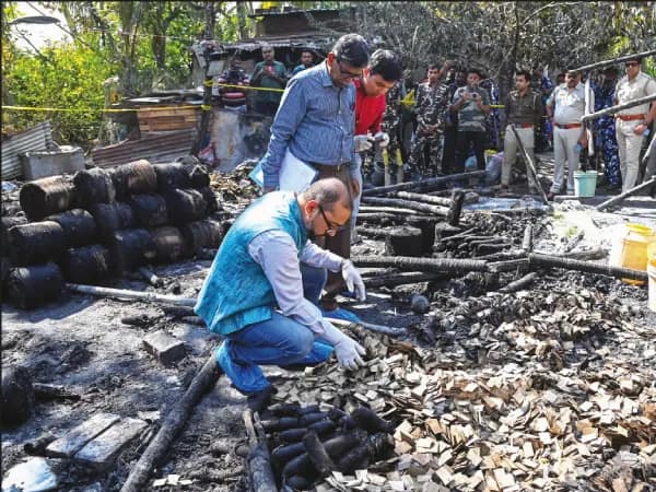 বাড়তি রোজগারের আশা, বারুদের স্তূপেই কাজ করছেন দুঃস্থ মহিলারা