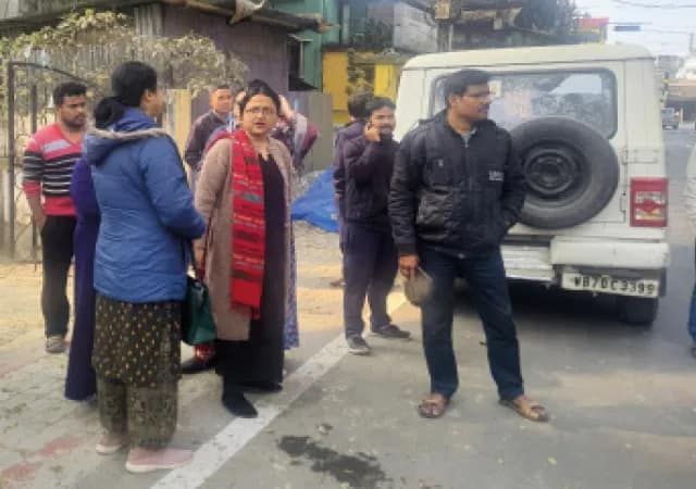 পুলিস পরিচয়ে শহরের রাস্তায় শিক্ষিকার সোনার চেন ছিনতাই