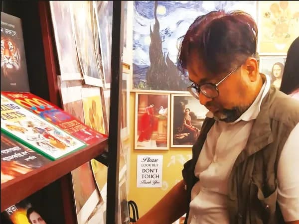 বেনজির, চার লক্ষ টাকার বই কিনলেন চাকদহের শিক্ষক